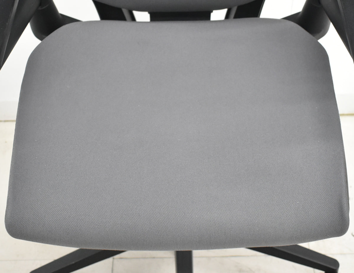 【中古】スチールケース　Gesture　ジェスチャー　可動肘　グレー　2025121901【中古オフィス家具】