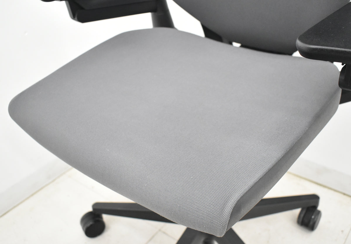 【中古】スチールケース　Gesture　ジェスチャー　可動肘　グレー　2025121901【中古オフィス家具】