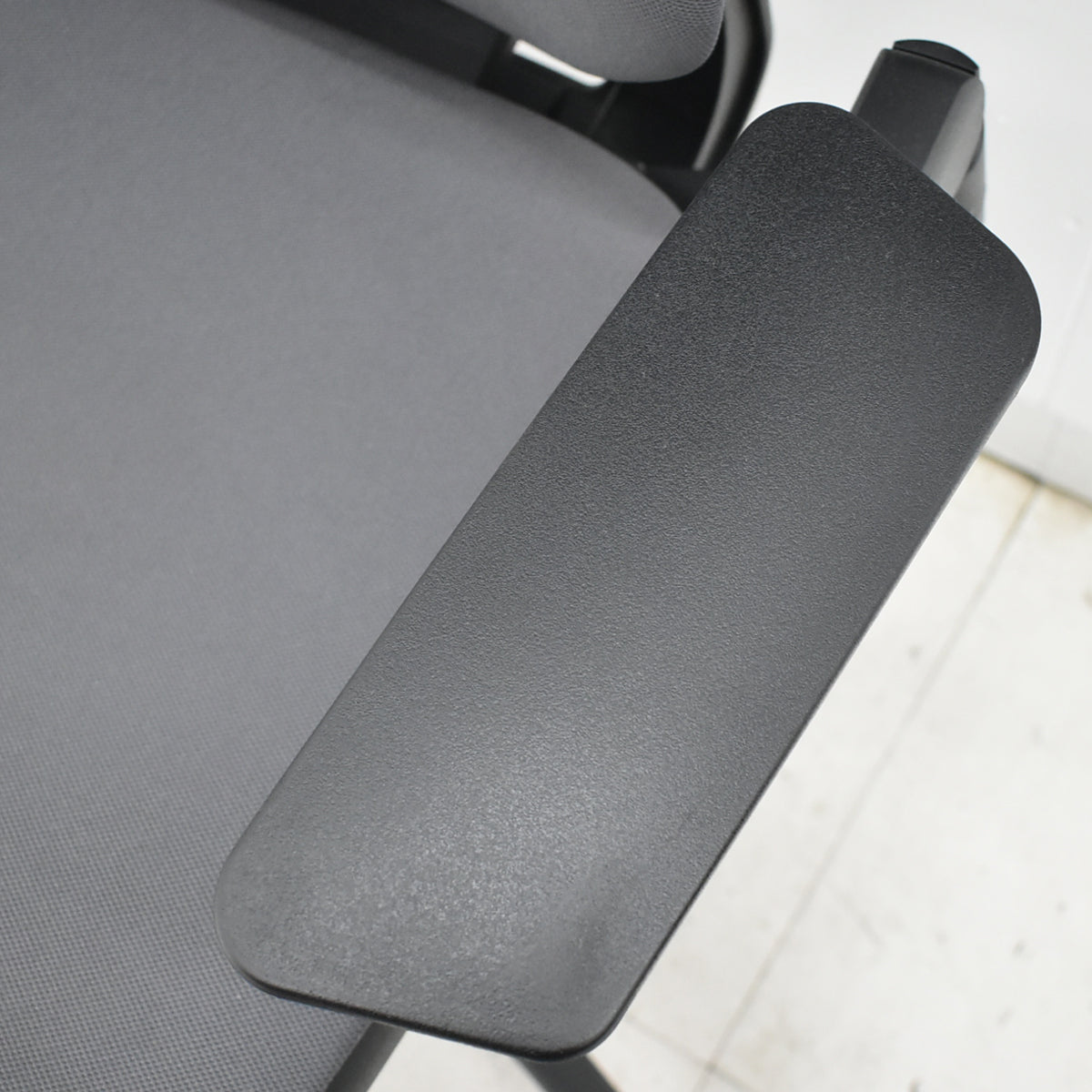 【中古】スチールケース　Gesture　ジェスチャー　可動肘　グレー　2025121901【中古オフィス家具】