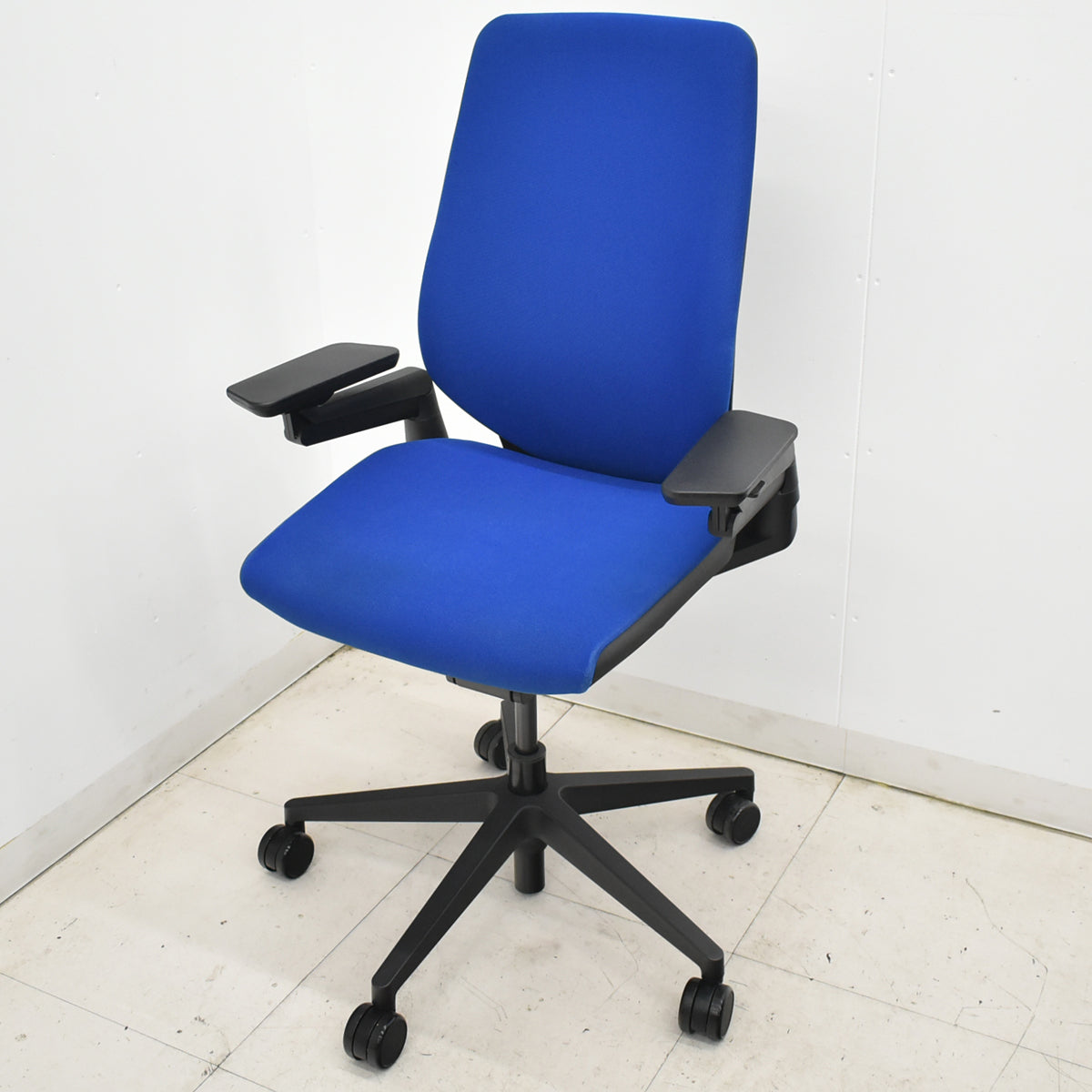 【中古】スチールケース　Gesture　ジェスチャー　可動肘　ブルー　2025121902【中古オフィス家具】