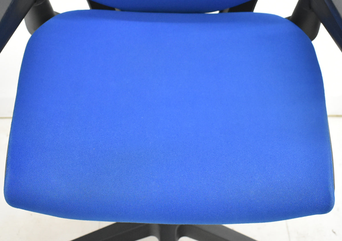 【中古】スチールケース　Gesture　ジェスチャー　可動肘　ブルー　2025121902【中古オフィス家具】