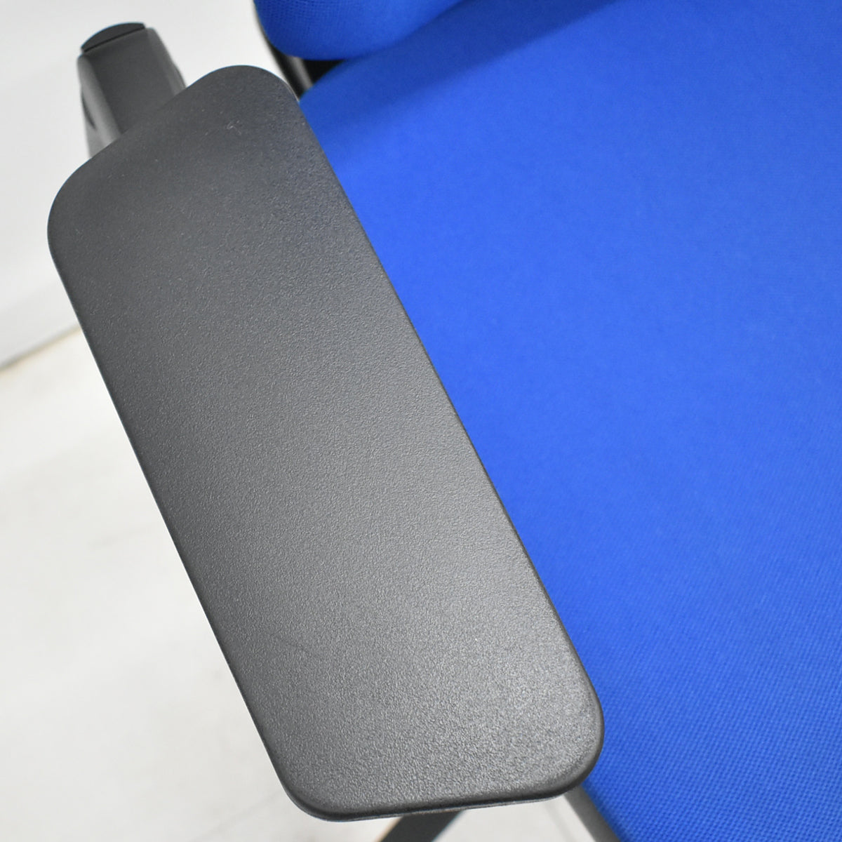 【中古】スチールケース　Gesture　ジェスチャー　可動肘　ブルー　2025121902【中古オフィス家具】