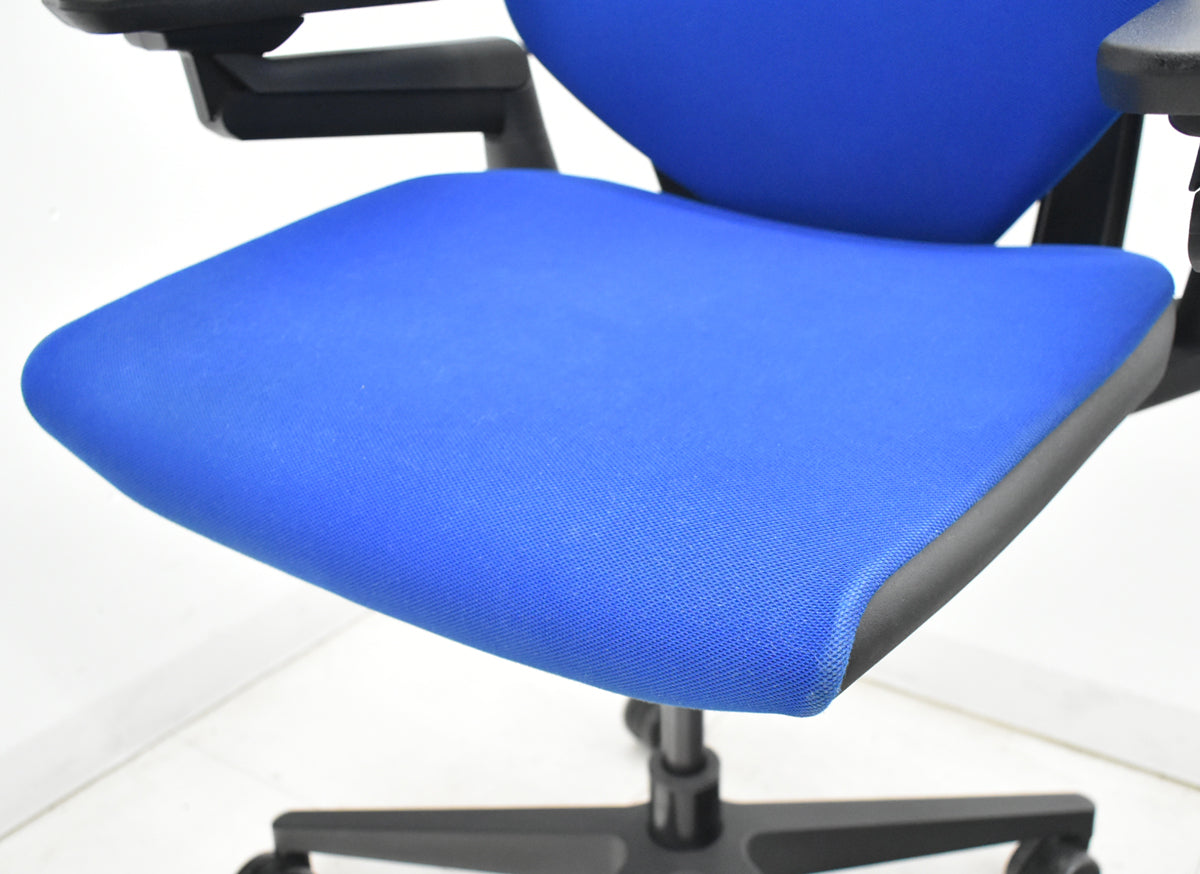 【中古】スチールケース　Gesture　ジェスチャー　可動肘　ブルー　2025121902【中古オフィス家具】