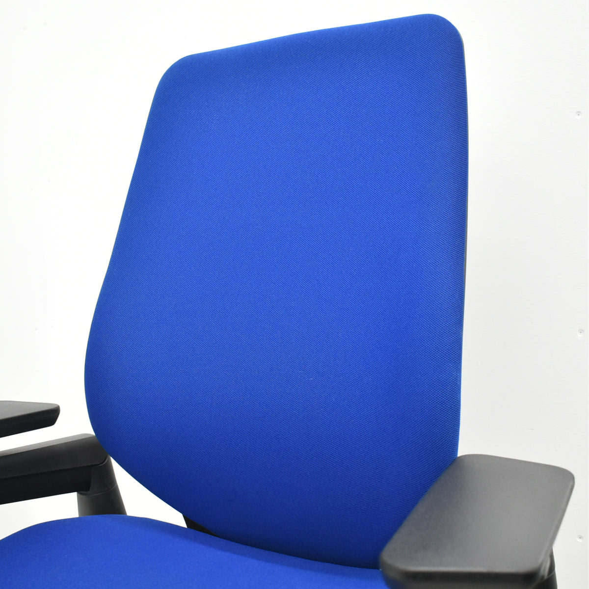 【中古】スチールケース　Gesture　ジェスチャー　可動肘　ブルー　2025121902【中古オフィス家具】