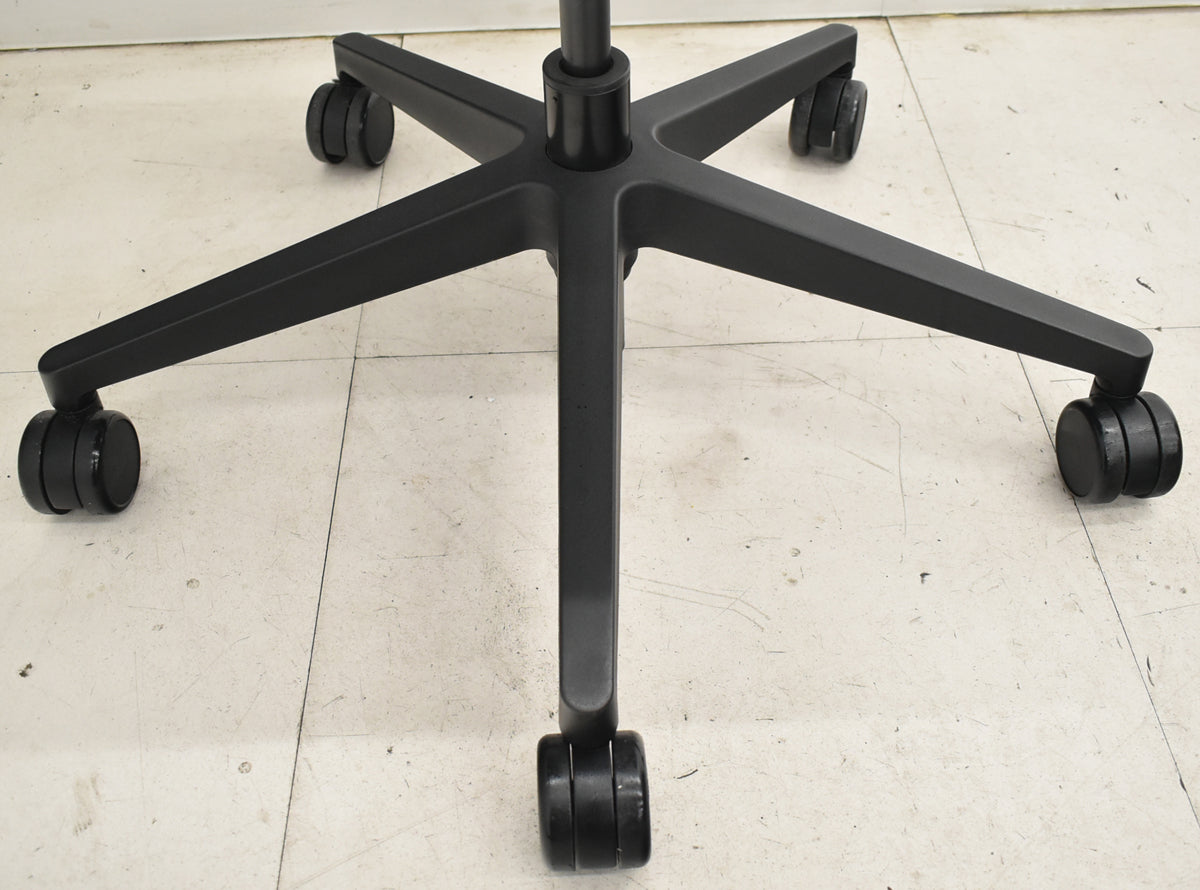 【中古】スチールケース　Gesture　ジェスチャー　可動肘　ブルー　2025121902【中古オフィス家具】