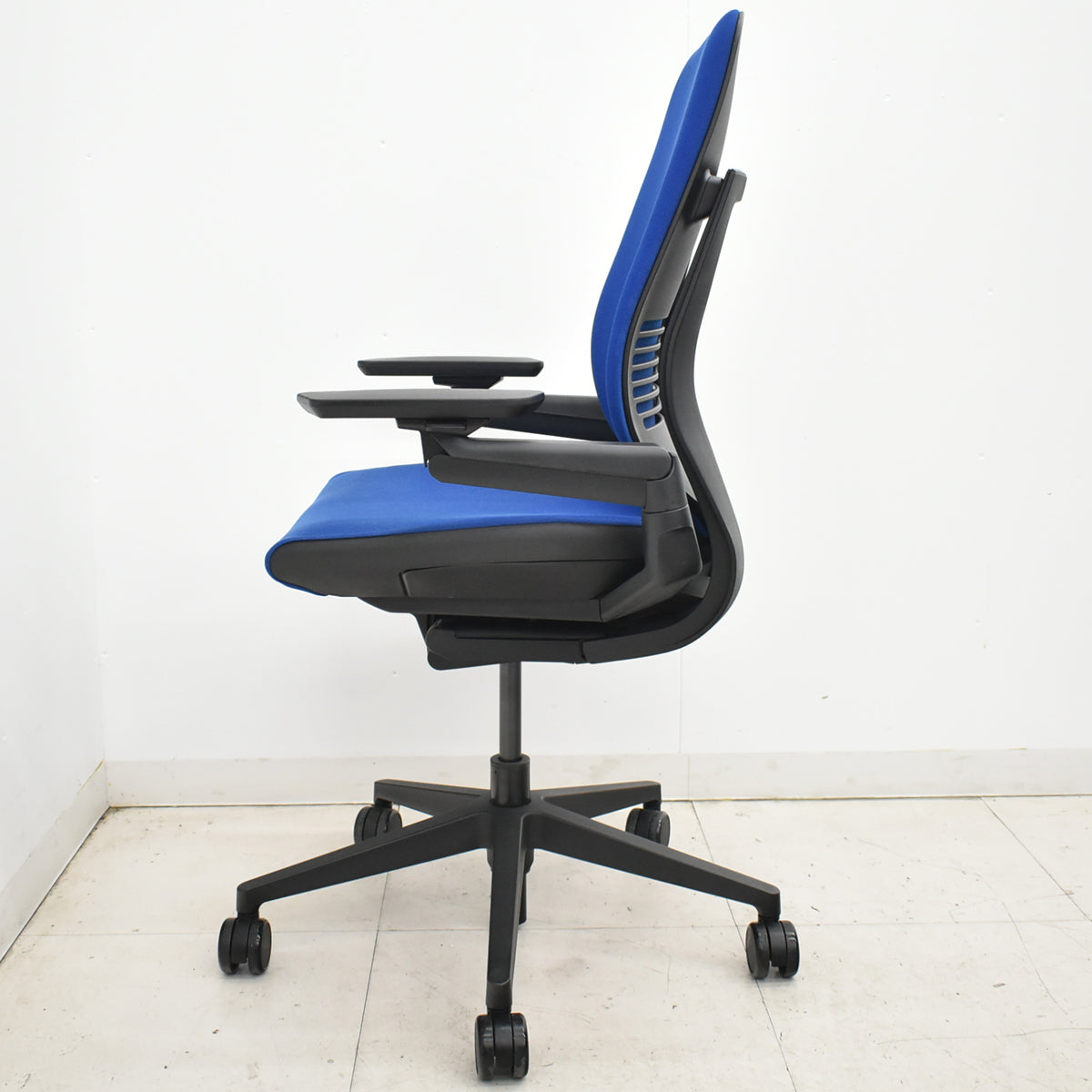 【中古】スチールケース　Gesture　ジェスチャー　可動肘　ブルー　2025121902【中古オフィス家具】