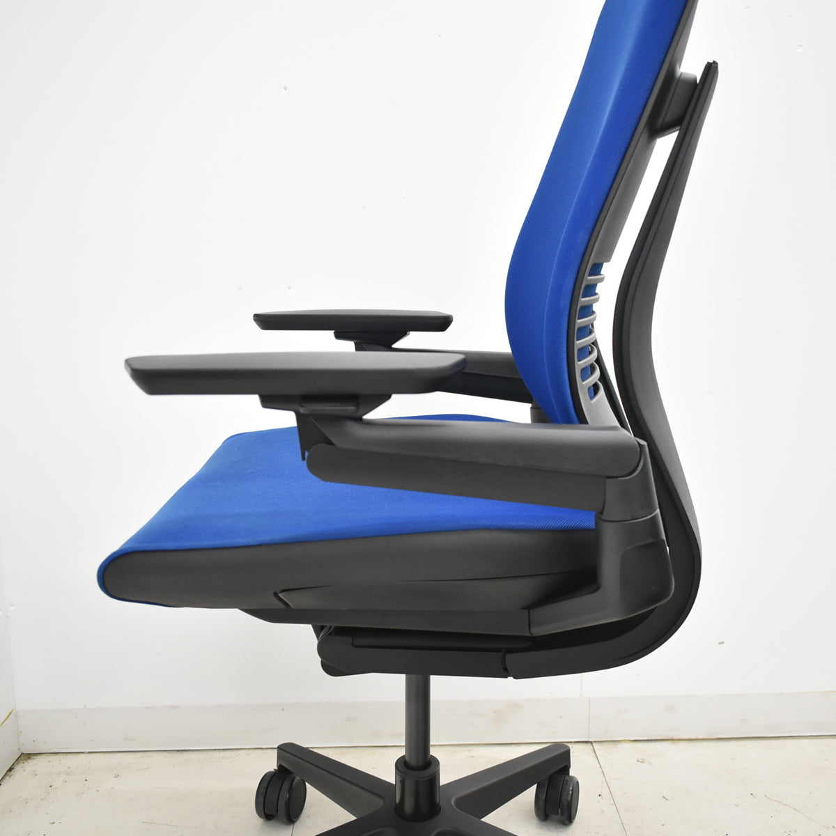 【中古】スチールケース　Gesture　ジェスチャー　可動肘　ブルー　2025121902【中古オフィス家具】