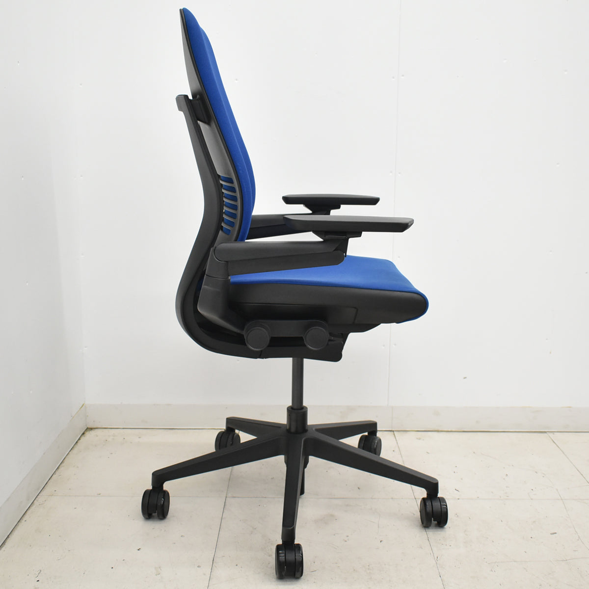 【中古】スチールケース　Gesture　ジェスチャー　可動肘　ブルー　2025121902【中古オフィス家具】