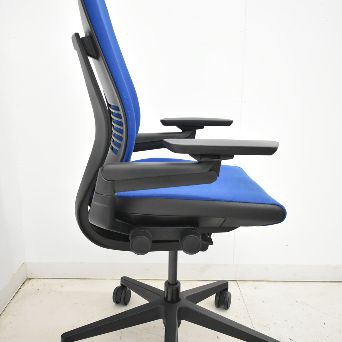 【中古】スチールケース　Gesture　ジェスチャー　可動肘　ブルー　2025121902【中古オフィス家具】