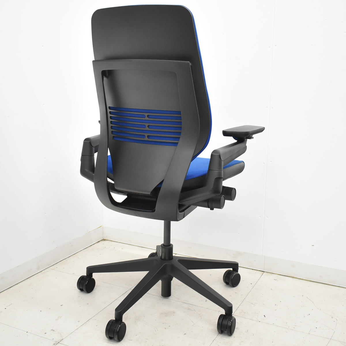 【中古】スチールケース　Gesture　ジェスチャー　可動肘　ブルー　2025121902【中古オフィス家具】