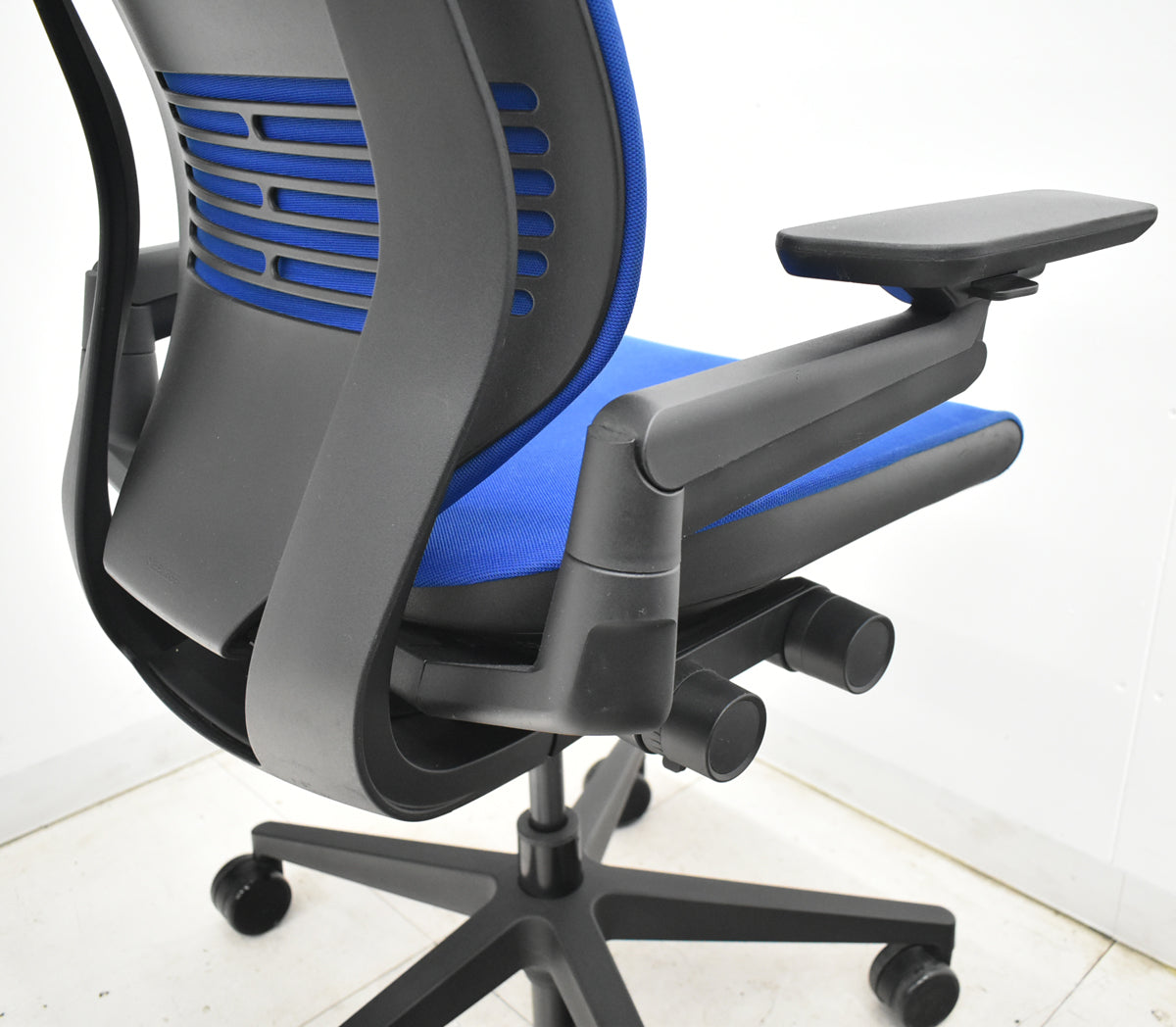 【中古】スチールケース　Gesture　ジェスチャー　可動肘　ブルー　2025121902【中古オフィス家具】