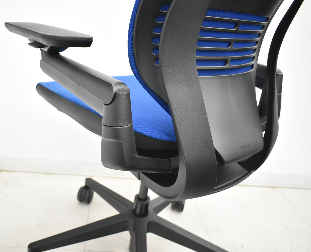 【中古】スチールケース　Gesture　ジェスチャー　可動肘　ブルー　2025121902【中古オフィス家具】