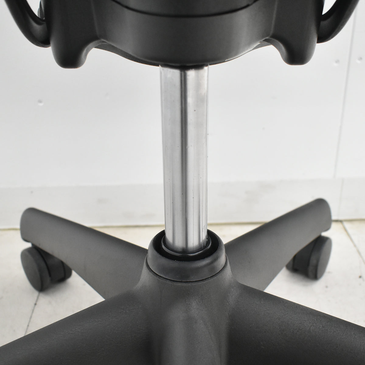 【中古】ハーマンミラー　アーロンチェア　スタンダード　Ｂサイズ　ランバーサポート　昇降ガス新品交換済　ブラック　2025122001【中古オフィス家具】