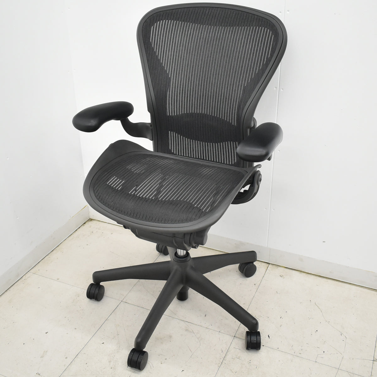 【中古】ハーマンミラー　アーロンチェア　スタンダード　Ｂサイズ　ランバーサポート　昇降ガス新品交換済　ブラック　2025122001【中古オフィス家具】