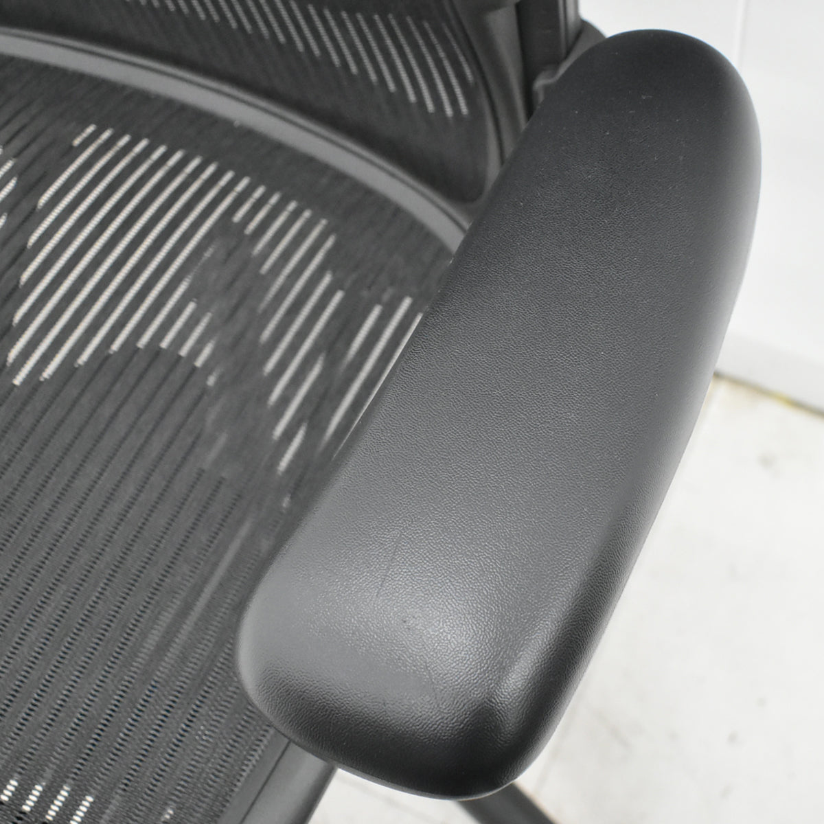 【中古】ハーマンミラー　アーロンチェア　スタンダード　Ｂサイズ　ランバーサポート　昇降ガス新品交換済　ブラック　2025122001【中古オフィス家具】