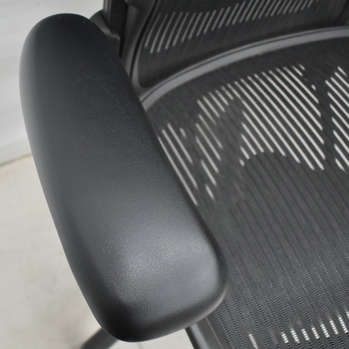 【中古】ハーマンミラー　アーロンチェア　スタンダード　Ｂサイズ　ランバーサポート　昇降ガス新品交換済　ブラック　2025122001【中古オフィス家具】