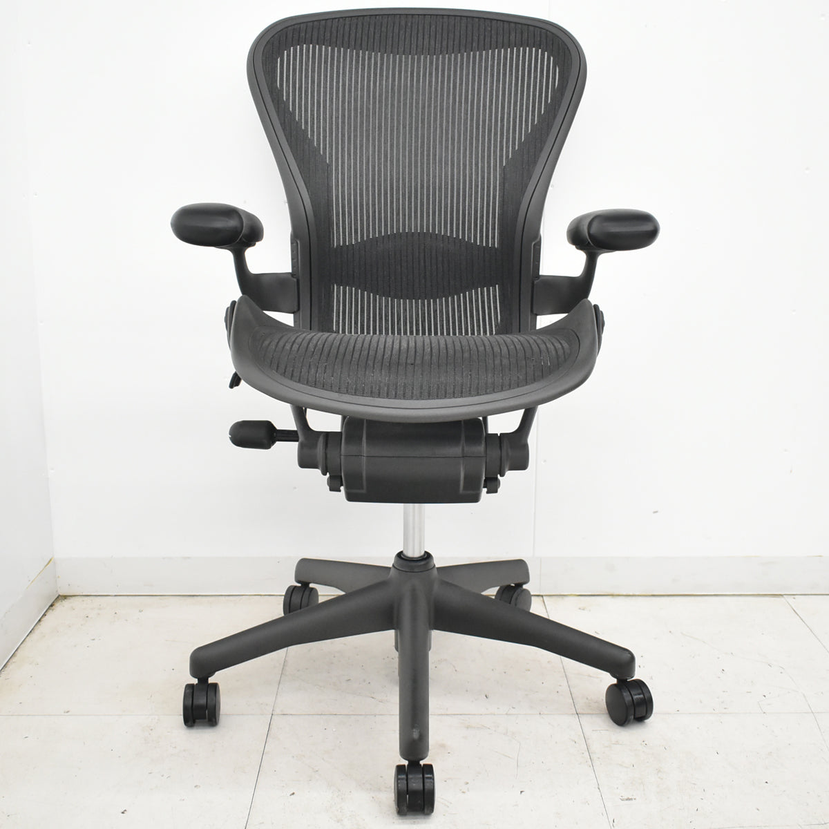 【中古】ハーマンミラー　アーロンチェア　スタンダード　Ｂサイズ　ランバーサポート　昇降ガス新品交換済　ブラック　2025122001【中古オフィス家具】