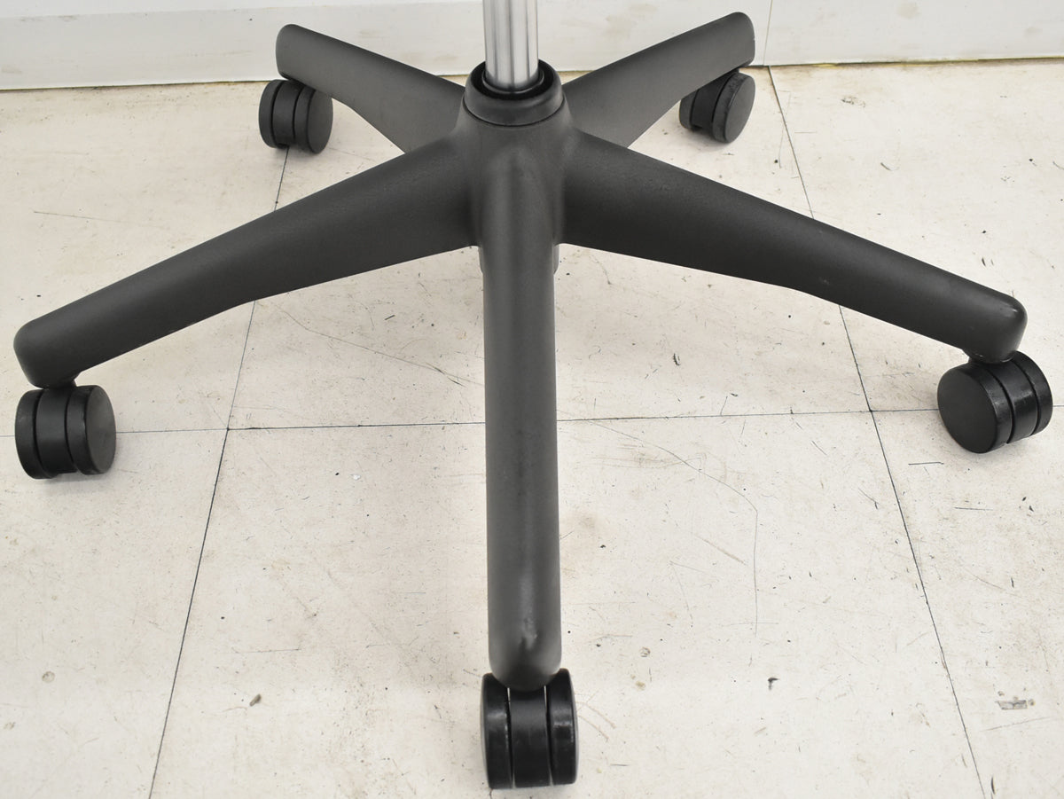 【中古】ハーマンミラー　アーロンチェア　スタンダード　Ｂサイズ　ランバーサポート　昇降ガス新品交換済　ブラック　2025122001【中古オフィス家具】