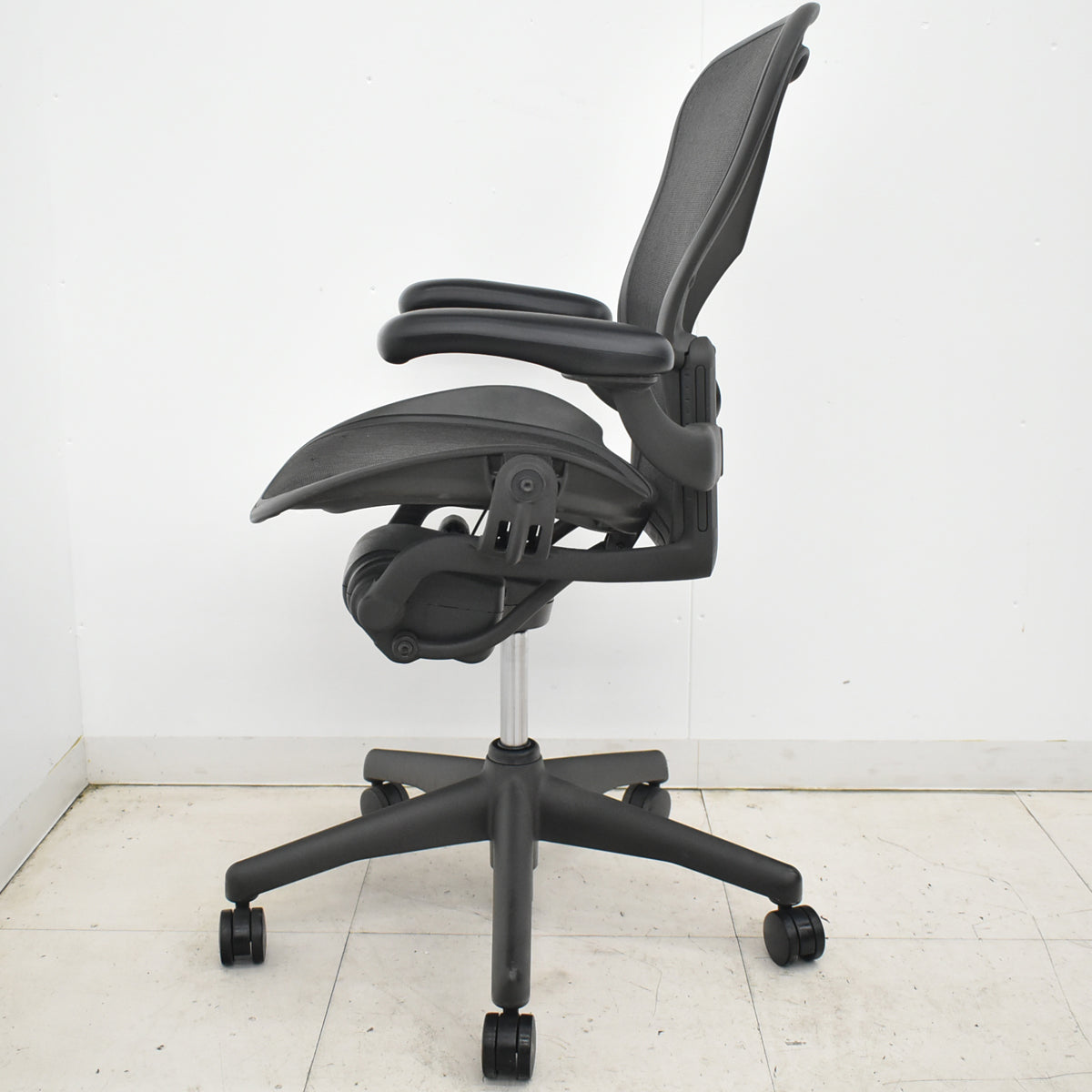 【中古】ハーマンミラー　アーロンチェア　スタンダード　Ｂサイズ　ランバーサポート　昇降ガス新品交換済　ブラック　2025122001【中古オフィス家具】