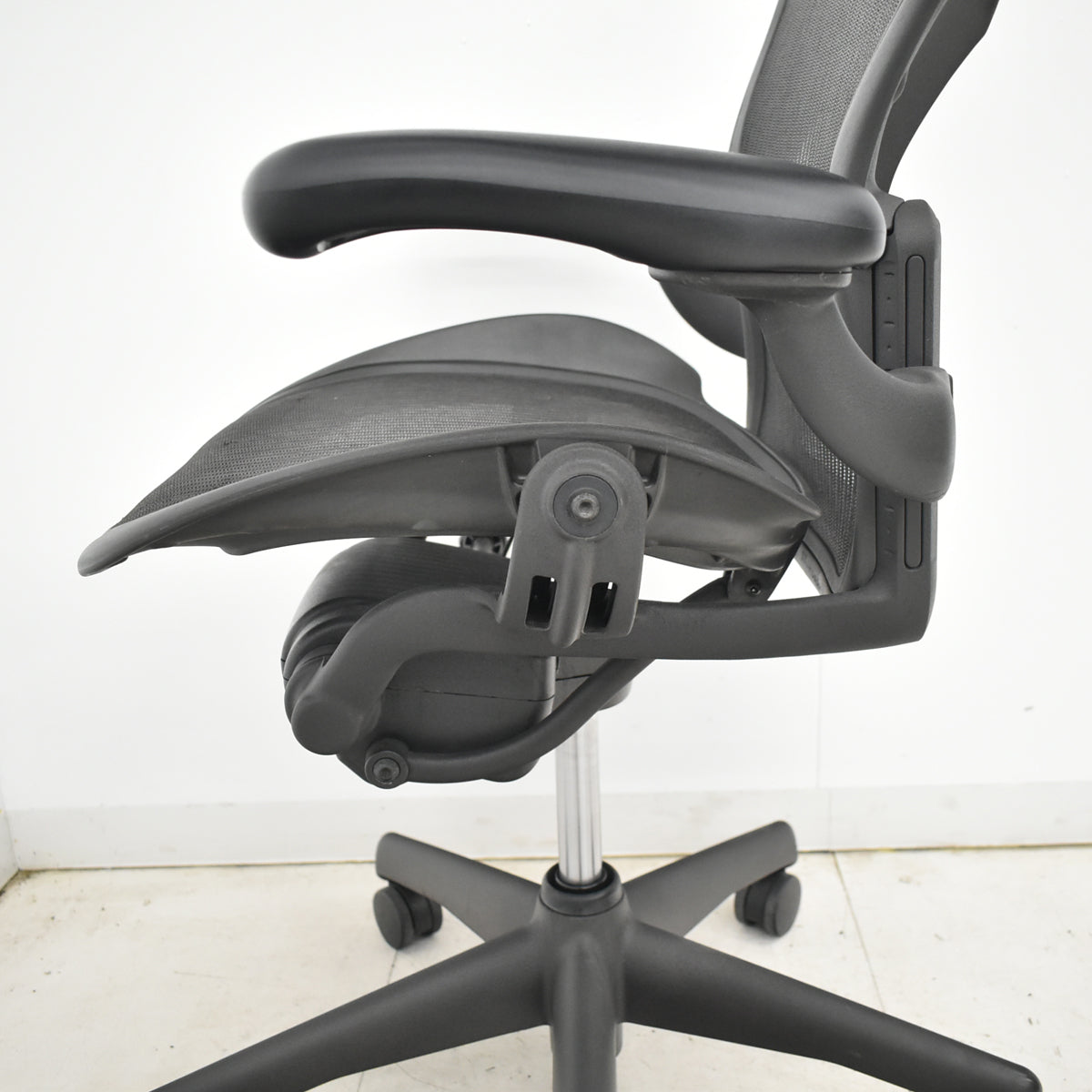 【中古】ハーマンミラー　アーロンチェア　スタンダード　Ｂサイズ　ランバーサポート　昇降ガス新品交換済　ブラック　2025122001【中古オフィス家具】