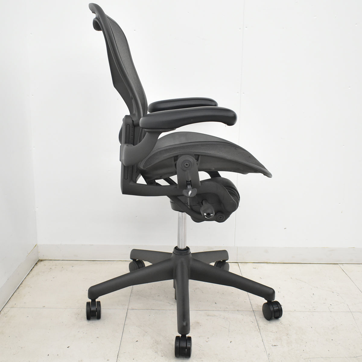 【中古】ハーマンミラー　アーロンチェア　スタンダード　Ｂサイズ　ランバーサポート　昇降ガス新品交換済　ブラック　2025122001【中古オフィス家具】