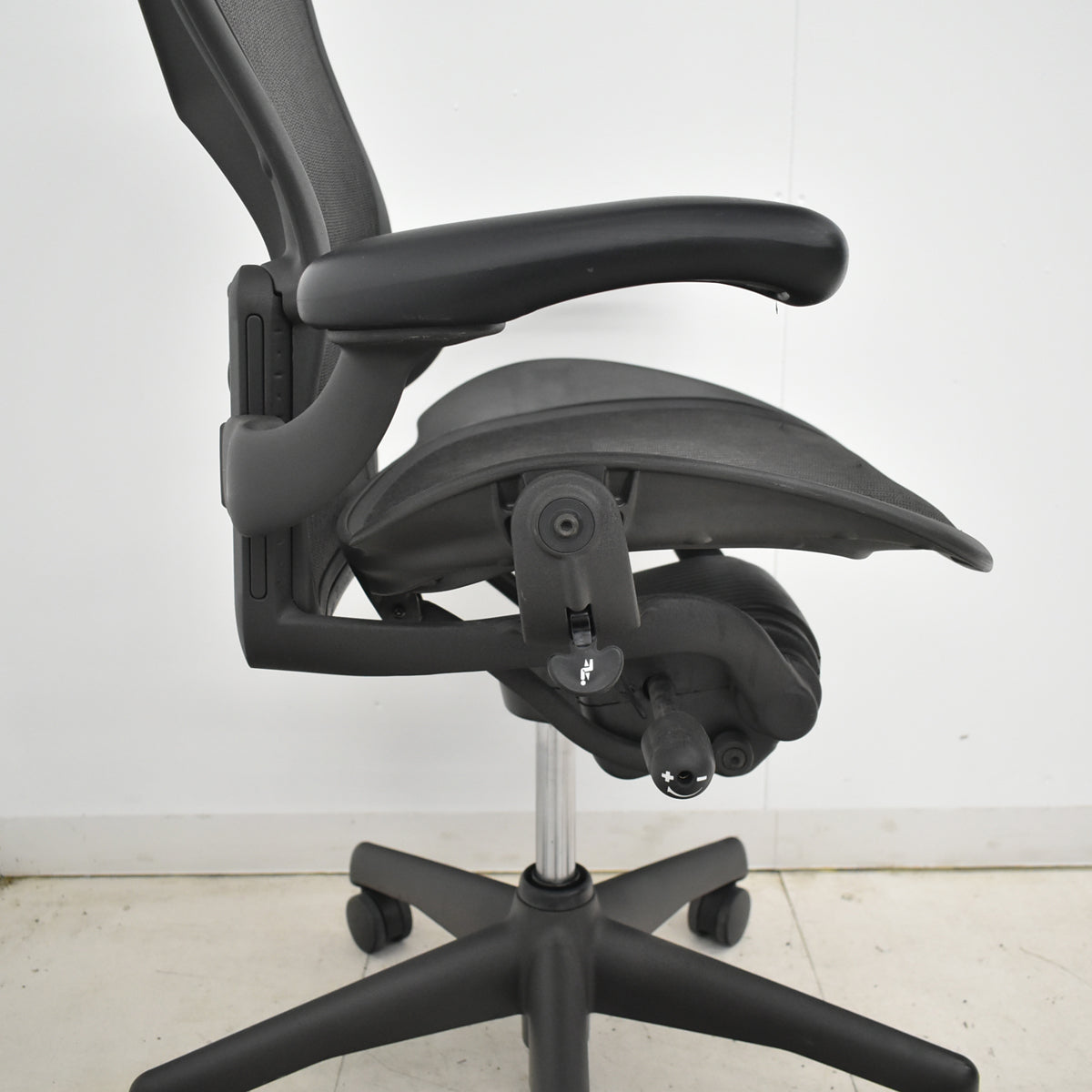 【中古】ハーマンミラー　アーロンチェア　スタンダード　Ｂサイズ　ランバーサポート　昇降ガス新品交換済　ブラック　2025122001【中古オフィス家具】