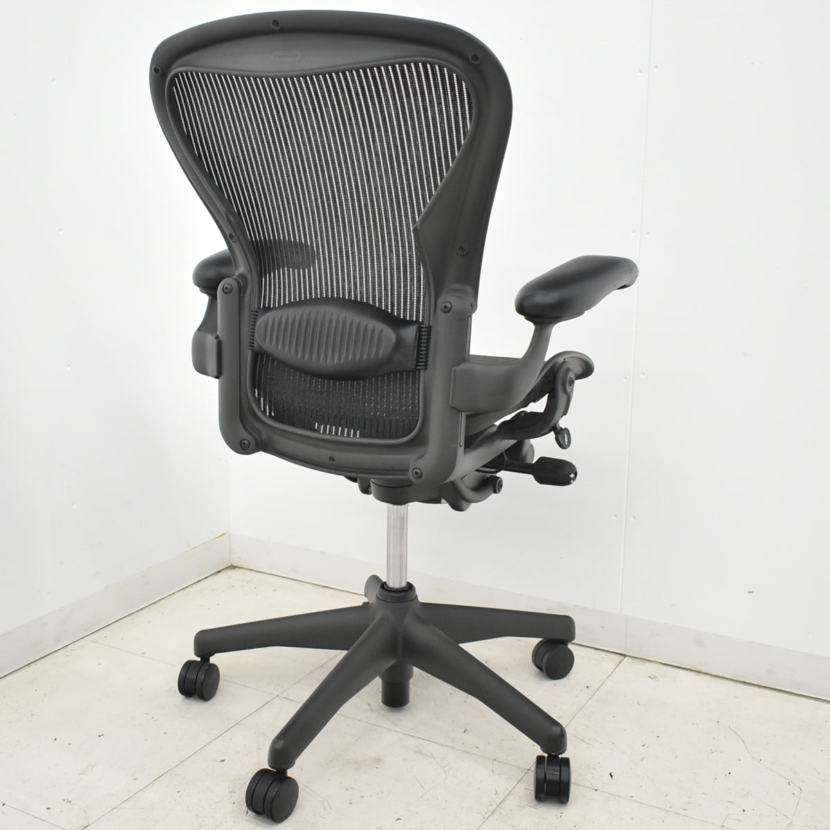 【中古】ハーマンミラー　アーロンチェア　スタンダード　Ｂサイズ　ランバーサポート　昇降ガス新品交換済　ブラック　2025122001【中古オフィス家具】