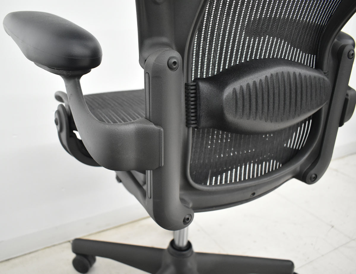 【中古】ハーマンミラー　アーロンチェア　スタンダード　Ｂサイズ　ランバーサポート　昇降ガス新品交換済　ブラック　2025122001【中古オフィス家具】