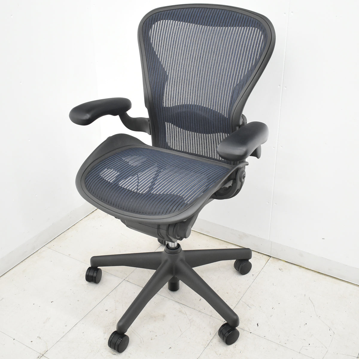 【中古】ハーマンミラー　アーロンチェア　スタンダード　Ｂサイズ　ランバーサポート　昇降ガス新品交換済　ネイビー　2025122002【中古オフィス家具】