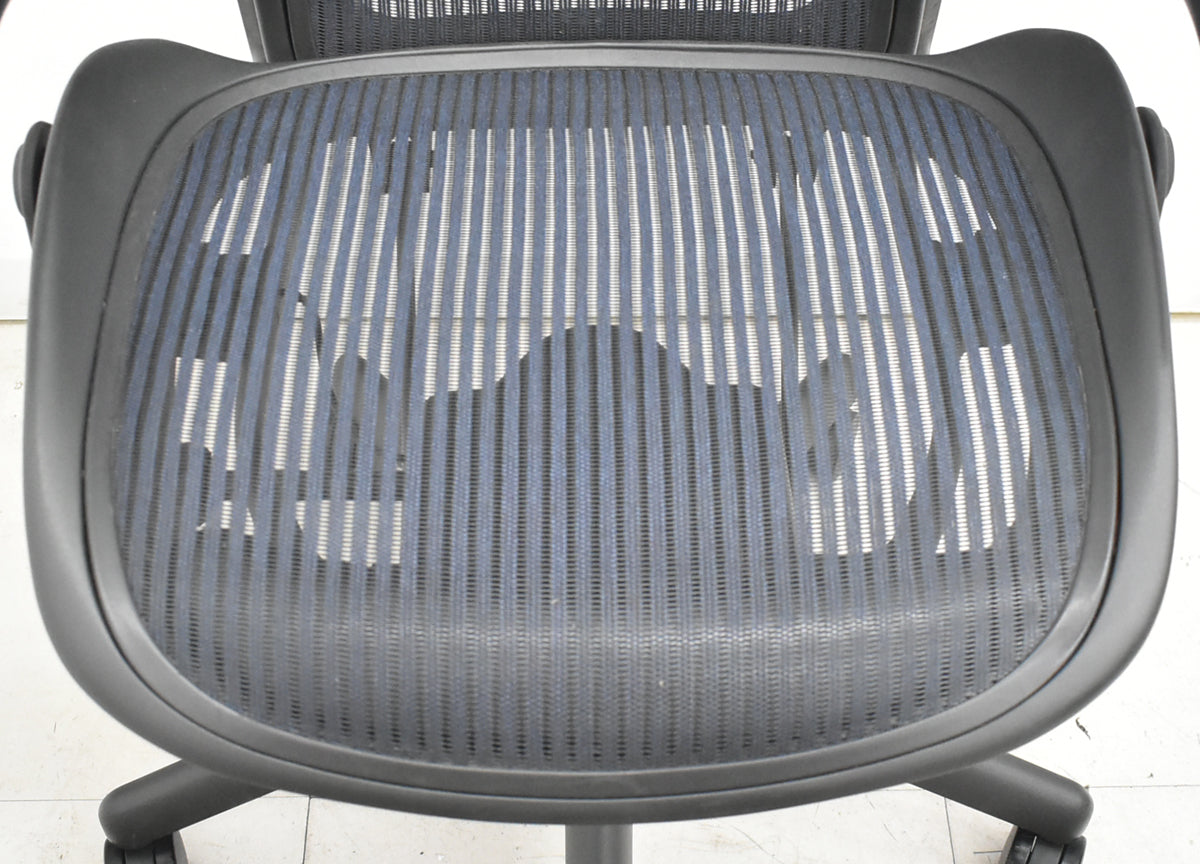 【中古】ハーマンミラー　アーロンチェア　スタンダード　Ｂサイズ　ランバーサポート　昇降ガス新品交換済　ネイビー　2025122002【中古オフィス家具】
