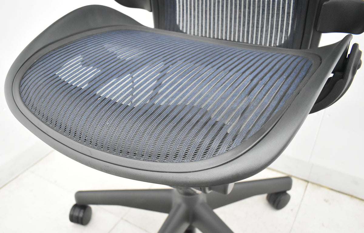 【中古】ハーマンミラー　アーロンチェア　スタンダード　Ｂサイズ　ランバーサポート　昇降ガス新品交換済　ネイビー　2025122002【中古オフィス家具】