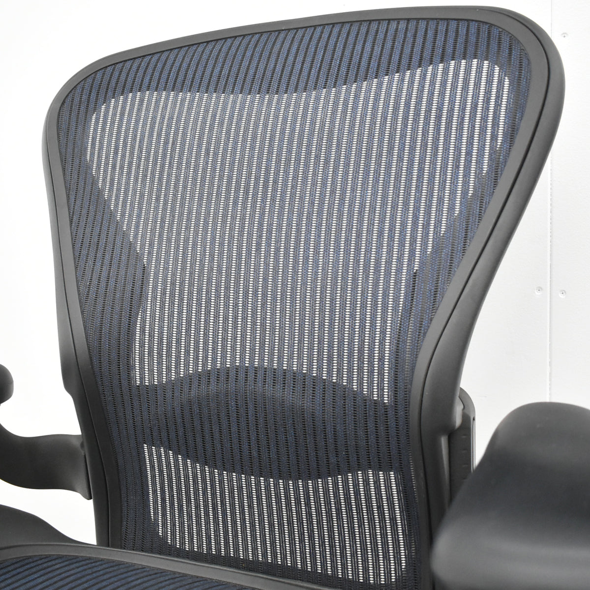 【中古】ハーマンミラー　アーロンチェア　スタンダード　Ｂサイズ　ランバーサポート　昇降ガス新品交換済　ネイビー　2025122002【中古オフィス家具】