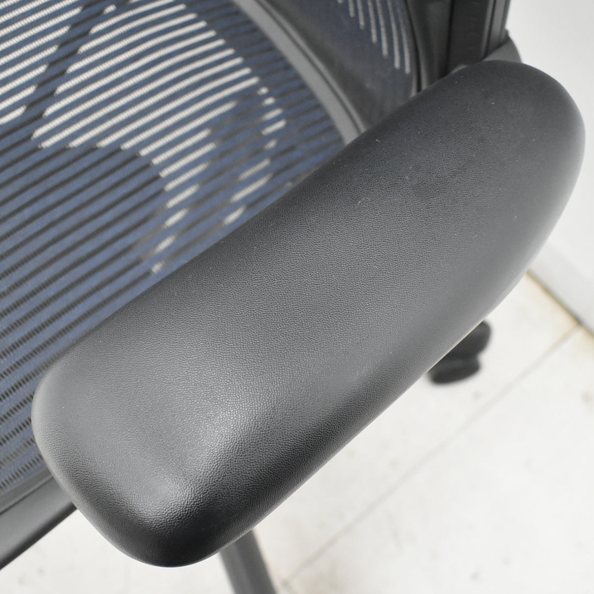 【中古】ハーマンミラー　アーロンチェア　スタンダード　Ｂサイズ　ランバーサポート　昇降ガス新品交換済　ネイビー　2025122002【中古オフィス家具】