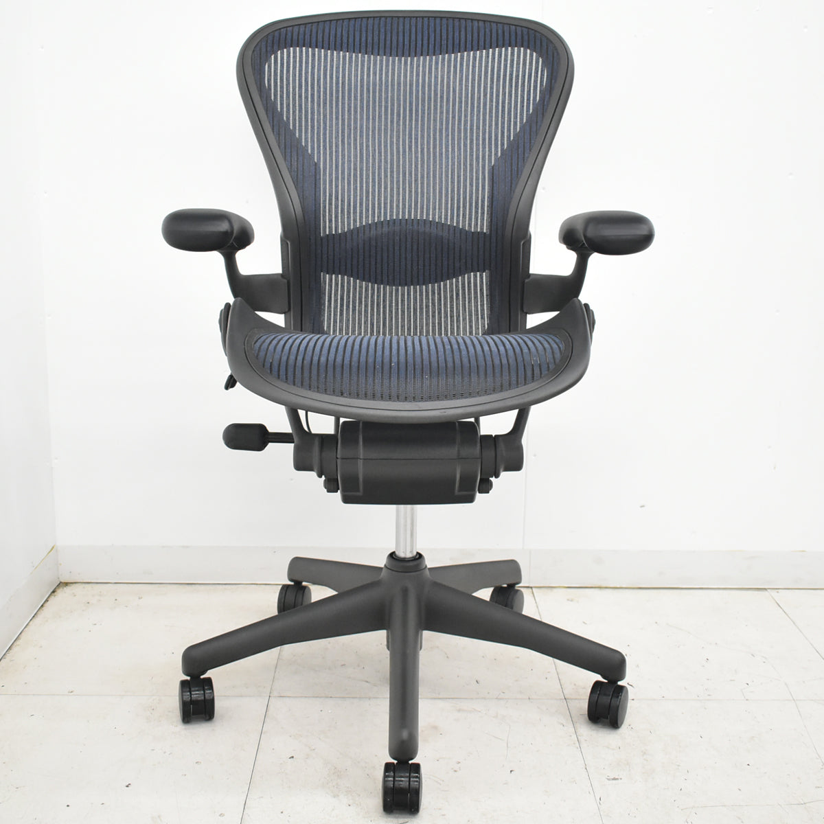 【中古】ハーマンミラー　アーロンチェア　スタンダード　Ｂサイズ　ランバーサポート　昇降ガス新品交換済　ネイビー　2025122002【中古オフィス家具】