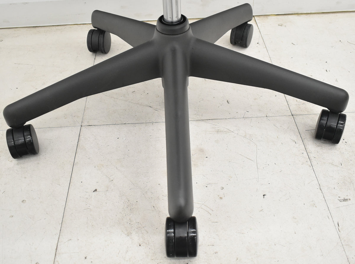 【中古】ハーマンミラー　アーロンチェア　スタンダード　Ｂサイズ　ランバーサポート　昇降ガス新品交換済　ネイビー　2025122002【中古オフィス家具】