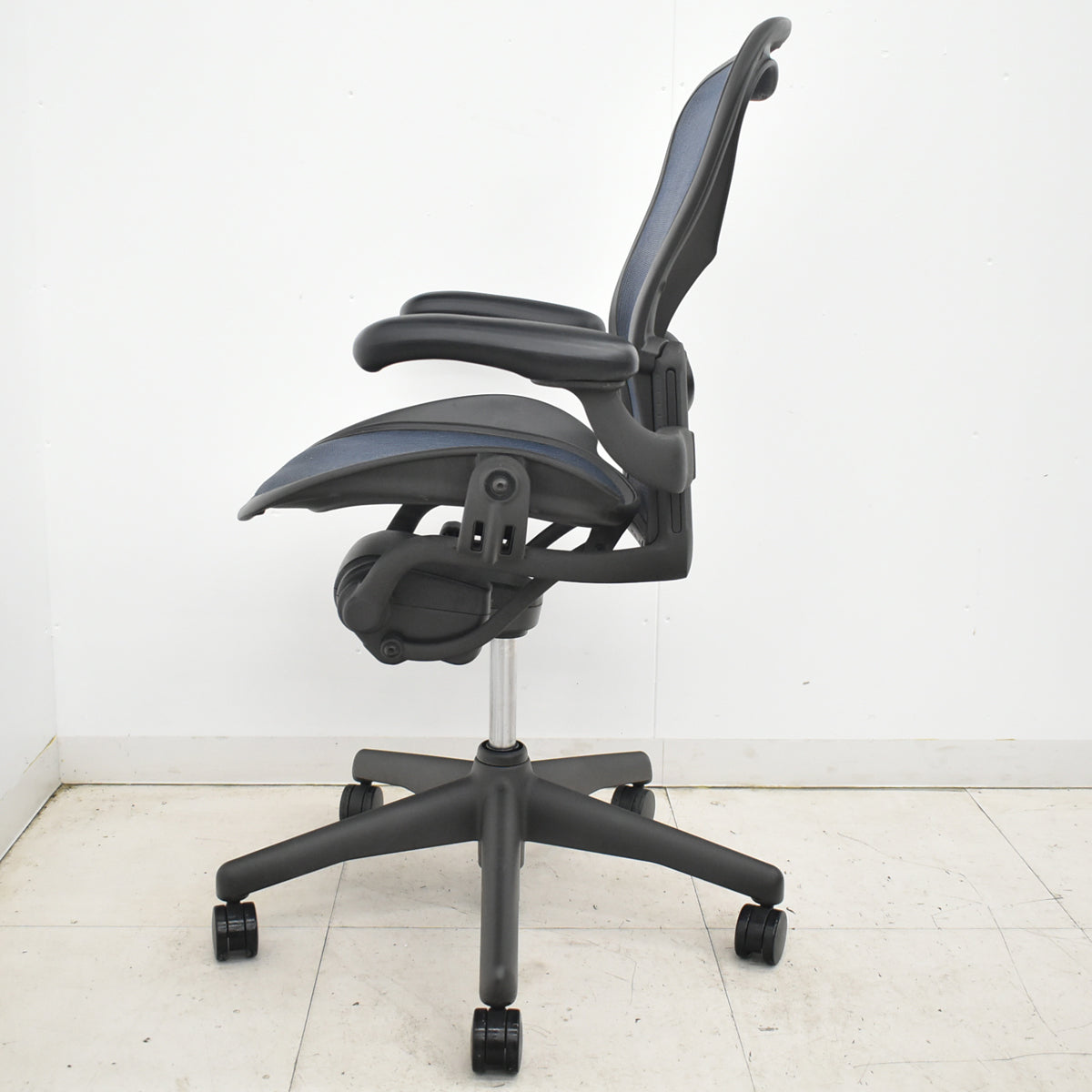 【中古】ハーマンミラー　アーロンチェア　スタンダード　Ｂサイズ　ランバーサポート　昇降ガス新品交換済　ネイビー　2025122002【中古オフィス家具】