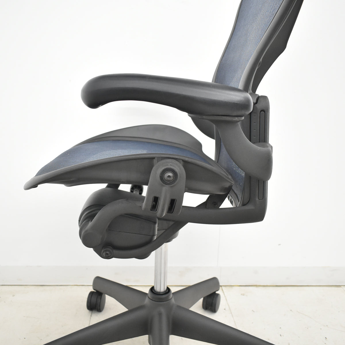 【中古】ハーマンミラー　アーロンチェア　スタンダード　Ｂサイズ　ランバーサポート　昇降ガス新品交換済　ネイビー　2025122002【中古オフィス家具】
