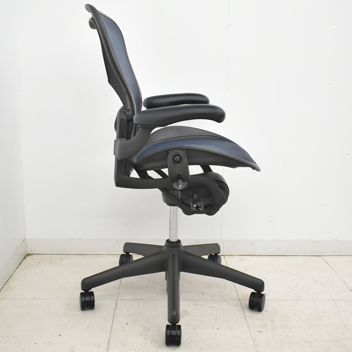 【中古】ハーマンミラー　アーロンチェア　スタンダード　Ｂサイズ　ランバーサポート　昇降ガス新品交換済　ネイビー　2025122002【中古オフィス家具】
