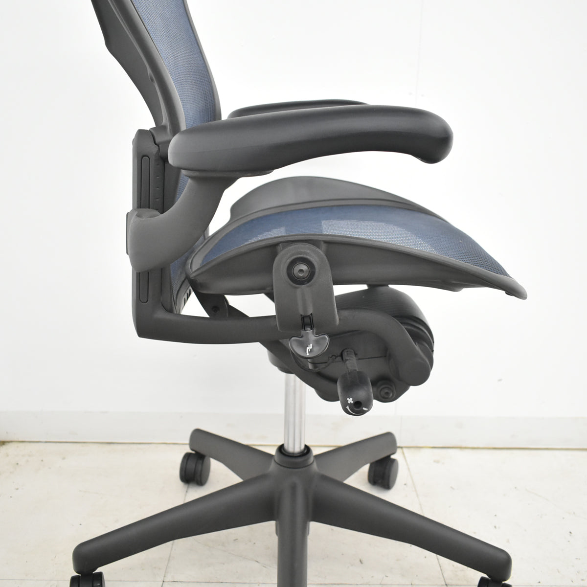 【中古】ハーマンミラー　アーロンチェア　スタンダード　Ｂサイズ　ランバーサポート　昇降ガス新品交換済　ネイビー　2025122002【中古オフィス家具】