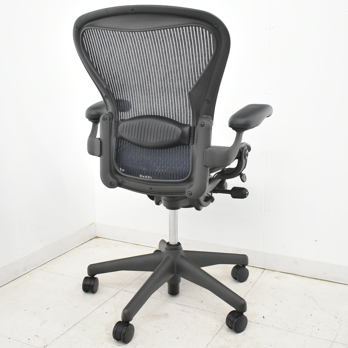 【中古】ハーマンミラー　アーロンチェア　スタンダード　Ｂサイズ　ランバーサポート　昇降ガス新品交換済　ネイビー　2025122002【中古オフィス家具】