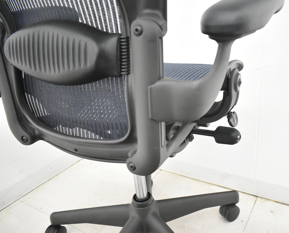 【中古】ハーマンミラー　アーロンチェア　スタンダード　Ｂサイズ　ランバーサポート　昇降ガス新品交換済　ネイビー　2025122002【中古オフィス家具】