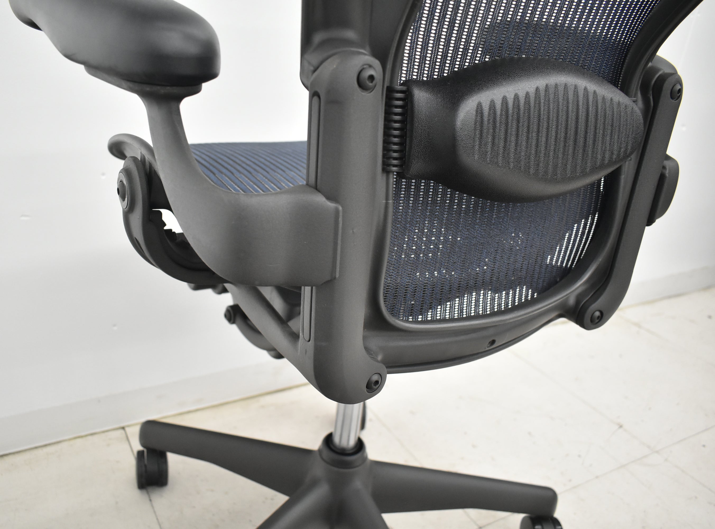 【中古】ハーマンミラー　アーロンチェア　スタンダード　Ｂサイズ　ランバーサポート　昇降ガス新品交換済　ネイビー　2025122002【中古オフィス家具】