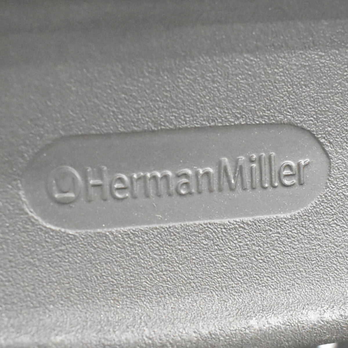 【中古】ハーマンミラー　 アーロンチェア　Bサイズ　可動肘（レバータイプ）ポスチャーフィット　リクライニング範囲調整機能付（前傾機能はありません）昇降ガス新品交換済　ブラック　2025122003【中古オフィス家具】