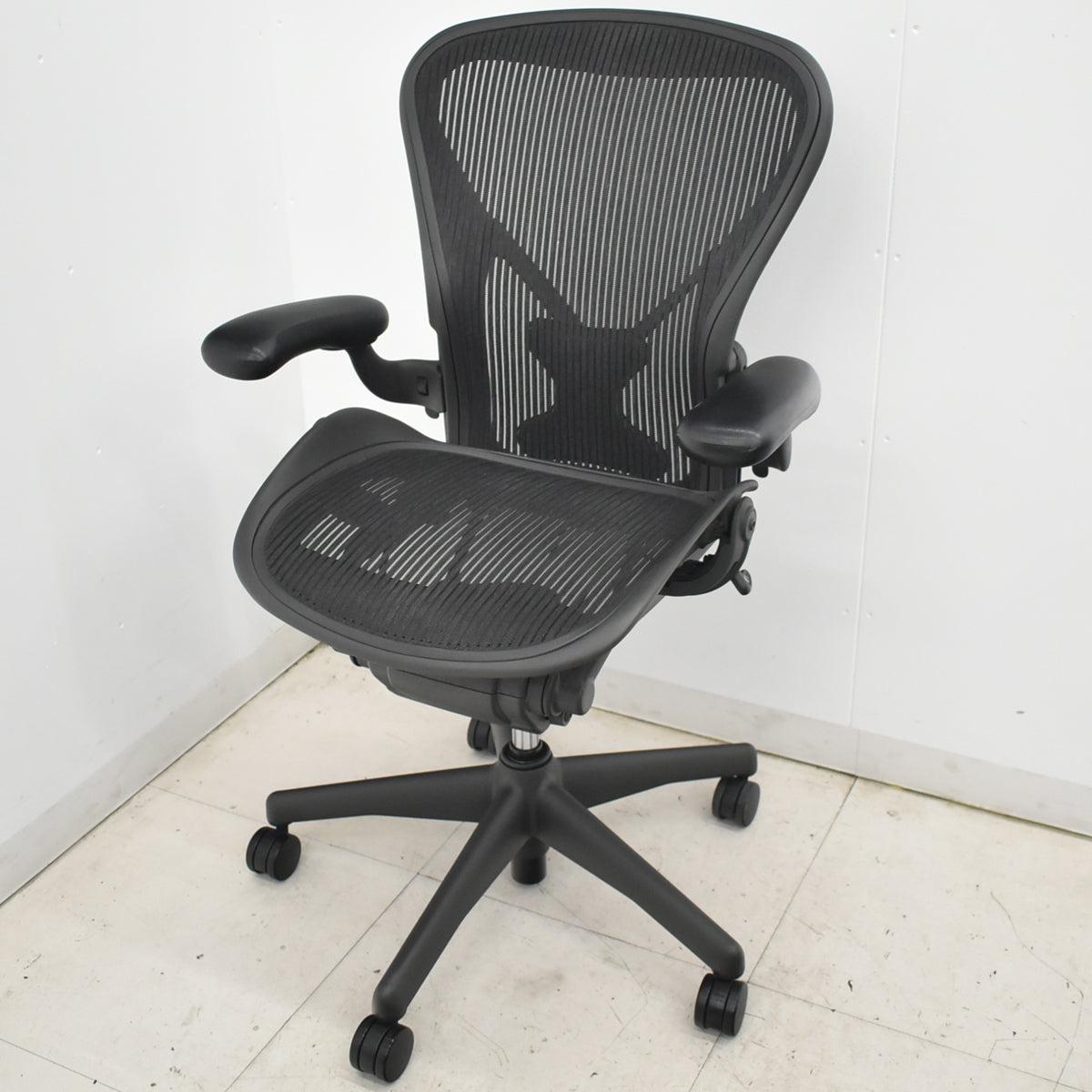 【中古】ハーマンミラー　 アーロンチェア　Bサイズ　可動肘（レバータイプ）ポスチャーフィット　リクライニング範囲調整機能付（前傾機能はありません）昇降ガス新品交換済　ブラック　2025122003【中古オフィス家具】