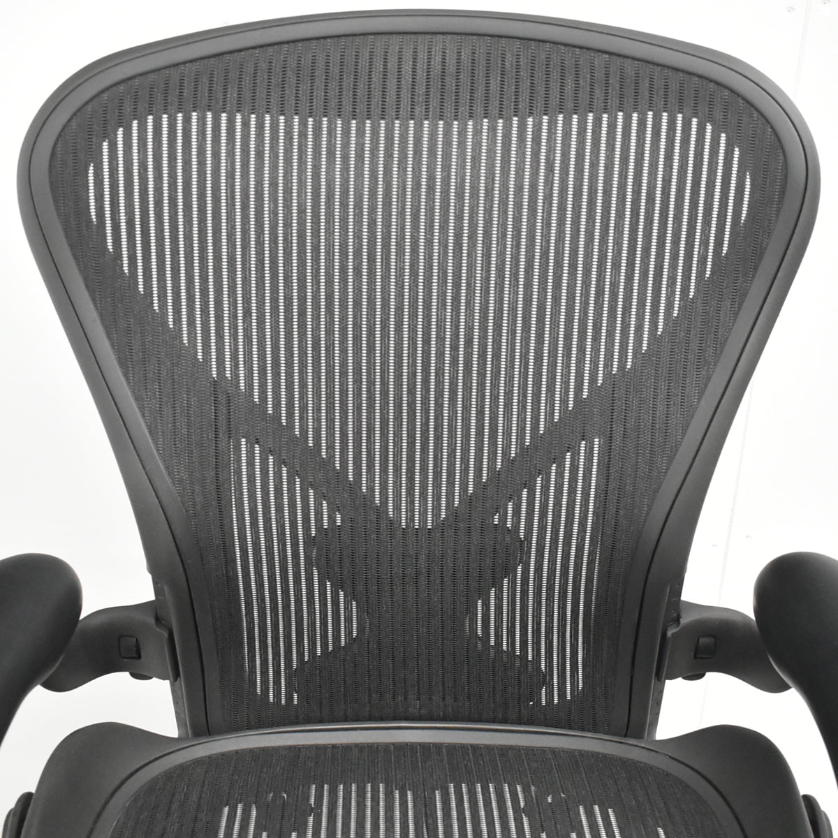 【中古】ハーマンミラー　 アーロンチェア　Bサイズ　可動肘（レバータイプ）ポスチャーフィット　リクライニング範囲調整機能付（前傾機能はありません）昇降ガス新品交換済　ブラック　2025122003【中古オフィス家具】