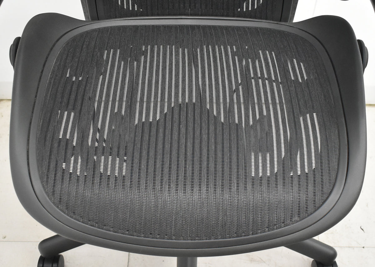 【中古】ハーマンミラー　 アーロンチェア　Bサイズ　可動肘（レバータイプ）ポスチャーフィット　リクライニング範囲調整機能付（前傾機能はありません）昇降ガス新品交換済　ブラック　2025122003【中古オフィス家具】