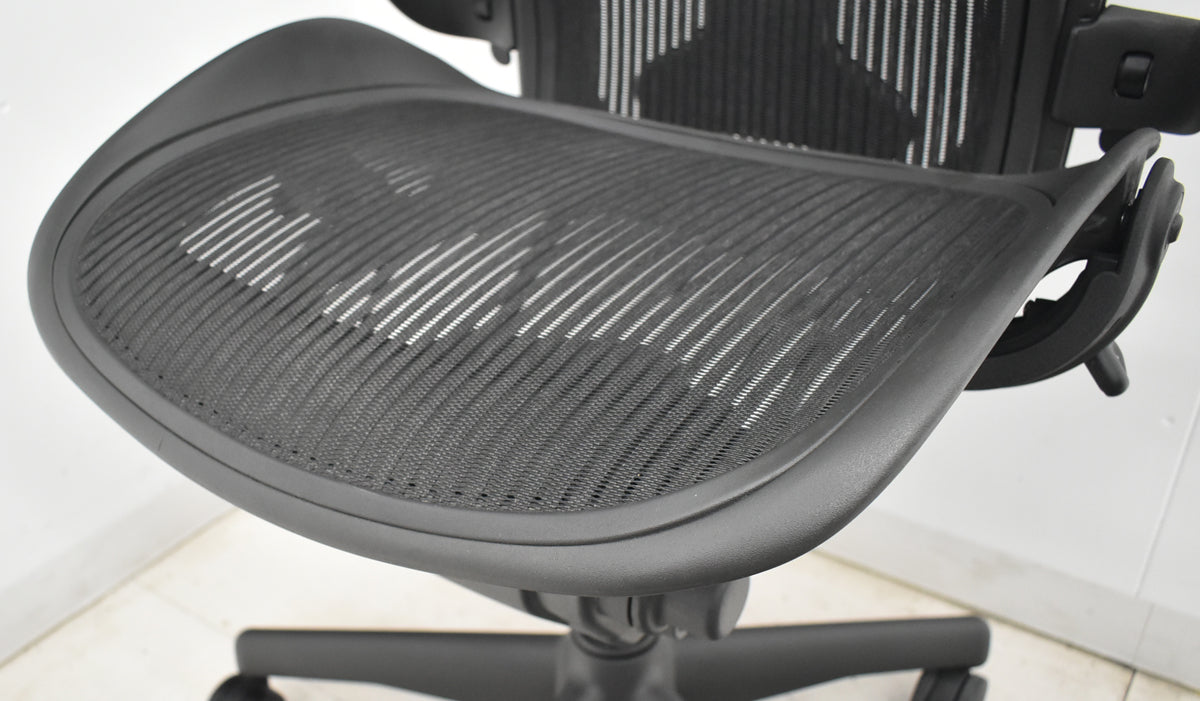 【中古】ハーマンミラー　 アーロンチェア　Bサイズ　可動肘（レバータイプ）ポスチャーフィット　リクライニング範囲調整機能付（前傾機能はありません）昇降ガス新品交換済　ブラック　2025122003【中古オフィス家具】