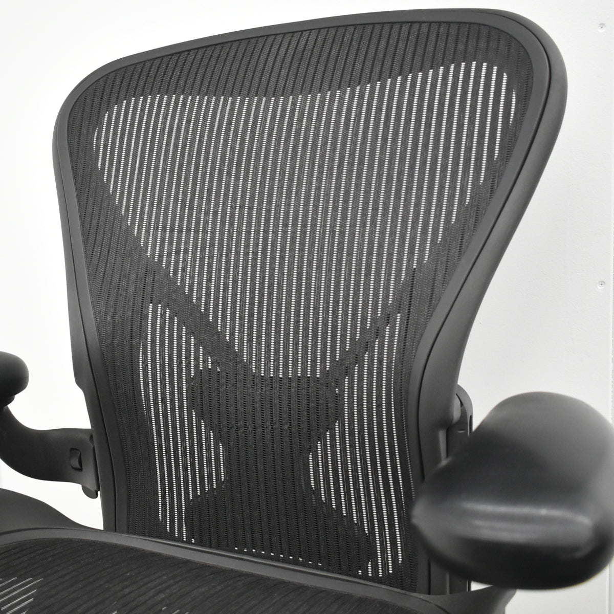 【中古】ハーマンミラー　 アーロンチェア　Bサイズ　可動肘（レバータイプ）ポスチャーフィット　リクライニング範囲調整機能付（前傾機能はありません）昇降ガス新品交換済　ブラック　2025122003【中古オフィス家具】