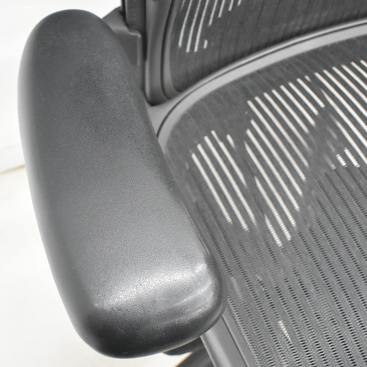 【中古】ハーマンミラー　 アーロンチェア　Bサイズ　可動肘（レバータイプ）ポスチャーフィット　リクライニング範囲調整機能付（前傾機能はありません）昇降ガス新品交換済　ブラック　2025122003【中古オフィス家具】