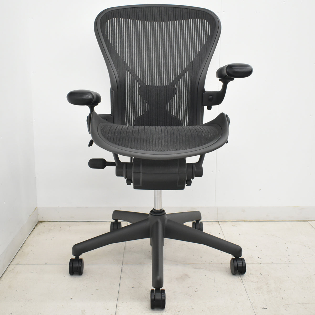 【中古】ハーマンミラー　 アーロンチェア　Bサイズ　可動肘（レバータイプ）ポスチャーフィット　リクライニング範囲調整機能付（前傾機能はありません）昇降ガス新品交換済　ブラック　2025122003【中古オフィス家具】